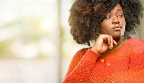 Mooie Afrikaanse Vrouw Denken Doordachte Met Slimme Gezicht Buiten — Stockfoto