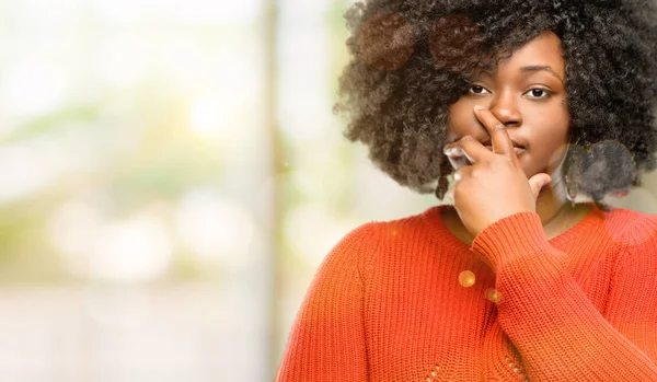 Hermosa Mujer Africana Asustada Shock Expresando Pánico Miedo Aire Libre — Foto de Stock