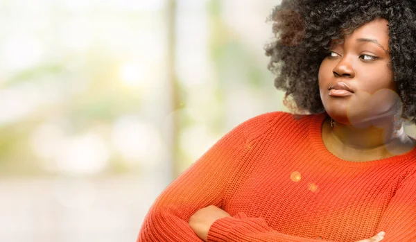 Mulher Africana Bonita Com Braços Cruzados Confiante Feliz Com Grande — Fotografia de Stock