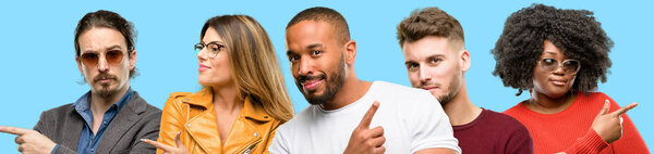 Группа смешанных людей, женщин и мужчин, указывающих пальцем друг на друга
