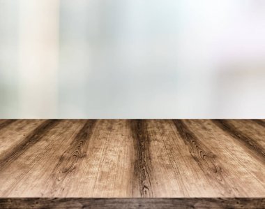 Ahşap boş masa kurulu önünde arka plan bulanık. -Ebilmek var olmak 