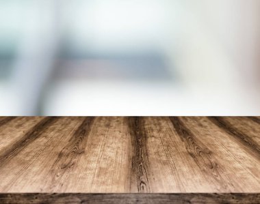 Ahşap boş masa kurulu önünde arka plan bulanık. -Ebilmek var olmak 