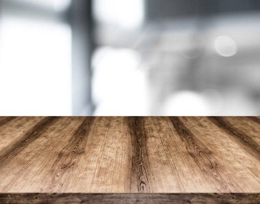 Ahşap boş masa kurulu önünde arka plan bulanık. -Ebilmek var olmak 