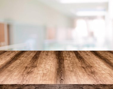 Ahşap boş masa kurulu önünde arka plan bulanık. -Ebilmek var olmak 