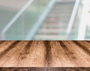 Ahşap boş masa kurulu önünde arka plan bulanık. -Ebilmek var olmak 