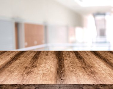 Ahşap boş masa kurulu önünde arka plan bulanık. Görüntülemek için kullanılan veya herhangi bir ürün montaj. Ürün görüntüleme için alay.