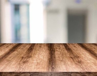 Ahşap boş masa kurulu önünde arka plan bulanık. Görüntülemek için kullanılan veya herhangi bir ürün montaj. Ürün görüntüleme için alay.