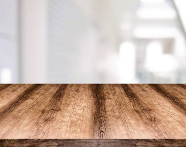 Ahşap boş masa kurulu önünde arka plan bulanık. Görüntülemek için kullanılan veya herhangi bir ürün montaj. Ürün görüntüleme için alay.