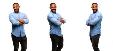 Kendinden emin ve mutlu bir büyük doğal gülümseme gülmek ile çapraz kollu sakallı Afrikalı-Amerikalı adam