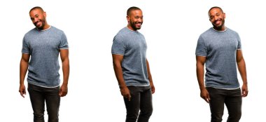 Sakallı kendinden emin ve mutlu bir büyük doğal gülümseme gülmüyorum, doğal ifade ile Afrika kökenli Amerikalı adam