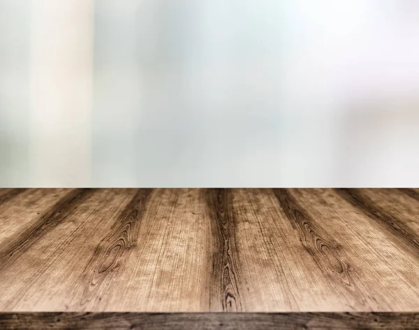 木制空桌板前的模糊背景。可以被 — 图库照片