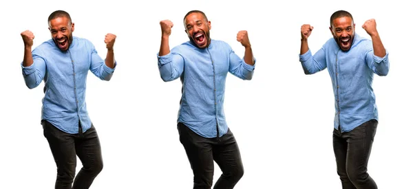 Африканский Американец Бородой Счастлив Взволнован Выражая Победный Жест Успешная Торжественная — стоковое фото