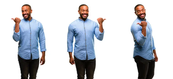 Αφρικανική Αμερικανική Άνθρωπος Γενειάδα Που Δείχνει Μακριά Πλευρά Δάχτυλο — Φωτογραφία Αρχείου
