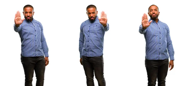 Africano Americano Com Barba Irritado Com Atitude Fazendo Stop Sign — Fotografia de Stock