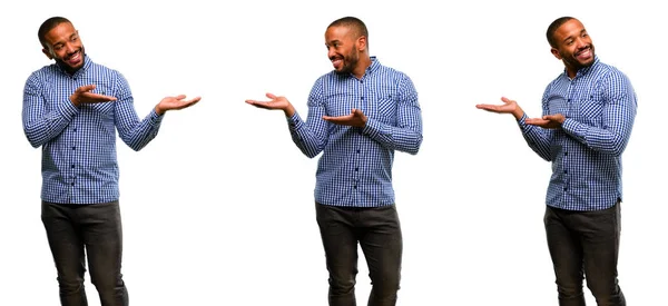 Hombre Afroamericano Con Barba Segura Feliz Con Una Gran Sonrisa —  Fotos de Stock