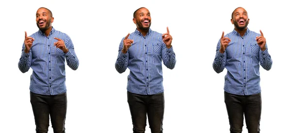 Hombre Afroamericano Con Barba Feliz Sorprendido Animando Señalando Hacia Arriba —  Fotos de Stock