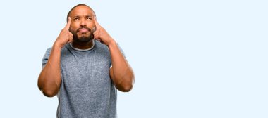 Sakal şüphe ifade, Afro-Amerikan adamla şaşırtmak ve kavramı, gelecek mavi arka plan üzerinde izole belirsiz merak ediyorum