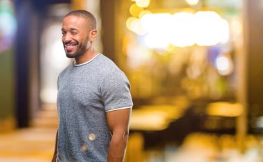 Gözleri mutlu hareketi ile gece yanıp sönen sakallı Afrikalı-Amerikalı adam