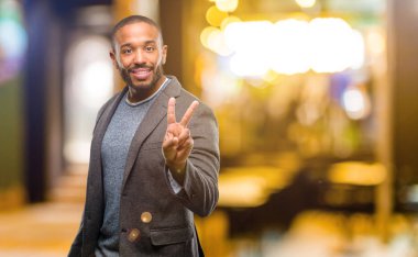 Parmaklar, ikinci gece yükselterek sakallı Afrikalı-Amerikalı adam