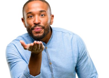 Afrika kökenli Amerikalı adam aşk, ifade sakallı havaya uçurur öpücük kameraya, beyaz arka plan üzerinde izole flört