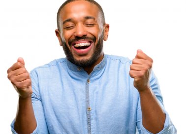 Mutlu ve ifade wow jest tezahürat sakallı Afrikalı-Amerikalı adam beyaz arka plan üzerinde izole