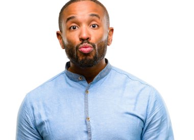 Afrika kökenli Amerikalı adam aşk, ifade sakallı havaya uçurur öpücük kameraya, beyaz arka plan üzerinde izole flört