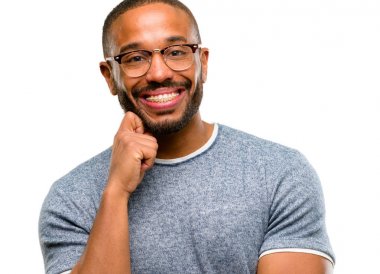 Sakallı kendinden emin ve mutlu beyaz arka plan üzerinde izole gülüyor büyük bir doğal gülümseme ile Afrika kökenli Amerikalı adam