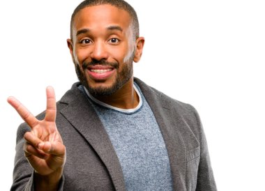 Parmaklar, beyaz arka plan üzerinde izole iki numaralı yükselterek sakallı Afrikalı-Amerikalı adam