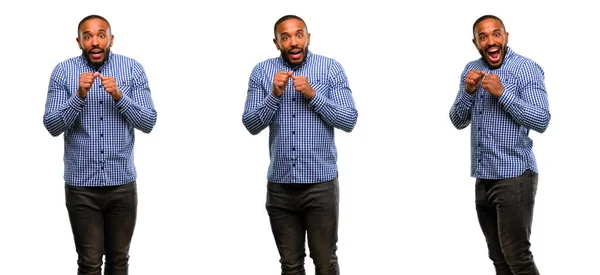 Afrikanisch Amerikanischer Mann Mit Bart Glücklich Und Überrascht Jubelnd Mit — Stockfoto