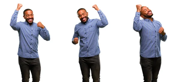 Африканский Американец Бородой Счастлив Взволнован Выражая Победный Жест Успешная Торжественная — стоковое фото
