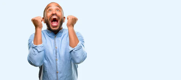 Africano Americano Homem Com Barba Feliz Surpreso Aplaudindo Expressando Wow — Fotografia de Stock