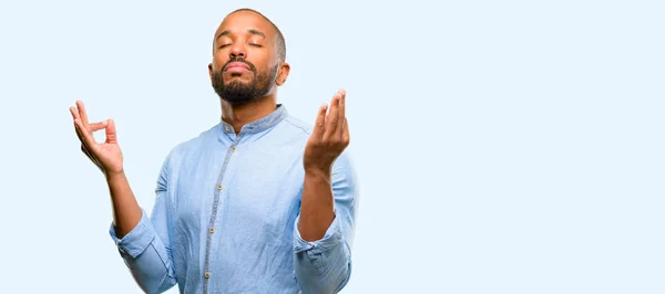Афроамериканець Людиною Бородою Роблячи Знак Жест Обома Руками Висловлюючи Медитації — стокове фото