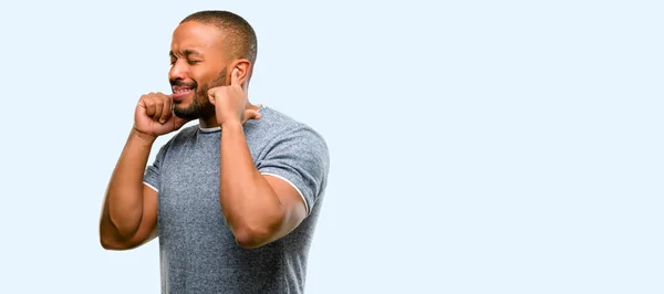 Homem Afro Americano Com Barba Cobrindo Ouvidos Ignorando Barulhos Barulhentos — Fotografia de Stock