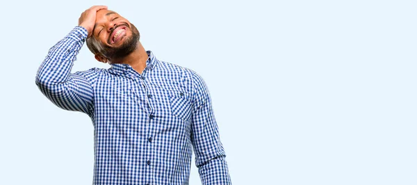 ひげ自信と青い背景で隔離された笑って自然な笑顔と幸せとアフリカ系アメリカ人 — ストック写真