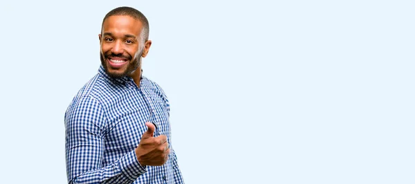 African American Man Broda Uśmiechając Się Szeroko Wyświetlono Kciuk Górę — Zdjęcie stockowe