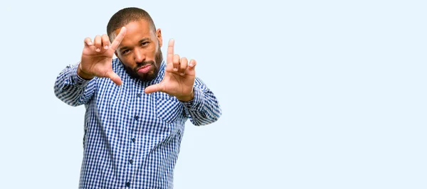 Афроамериканців Людини Борода Впевненим Щасливі Показуючи Руки Камеру Складання Обрамлення — стокове фото