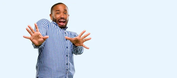 Hombre Afroamericano Con Barba Disgustada Enojada Manteniendo Las Manos Alto —  Fotos de Stock