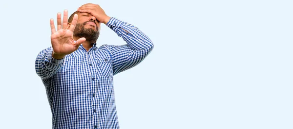 Africano Americano Com Barba Estressante Tímido Mantendo Mão Cabeça Cansado — Fotografia de Stock