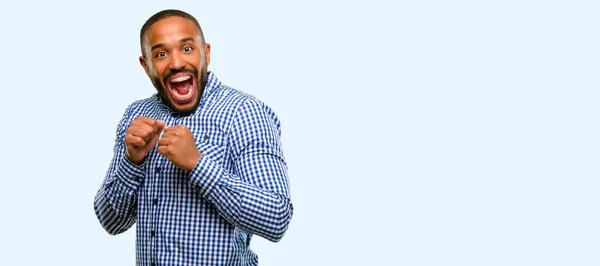 Africano Americano Homem Com Barba Feliz Surpreso Aplaudindo Expressando Wow — Fotografia de Stock