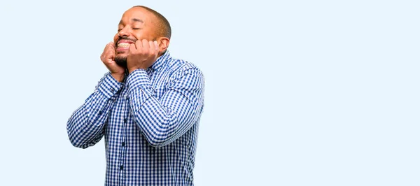 Hombre Afroamericano Con Barba Segura Feliz Con Una Gran Sonrisa —  Fotos de Stock