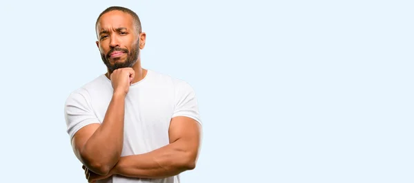 Africano Americano Homem Com Barba Pensando Pensativo Com Rosto Inteligente — Fotografia de Stock