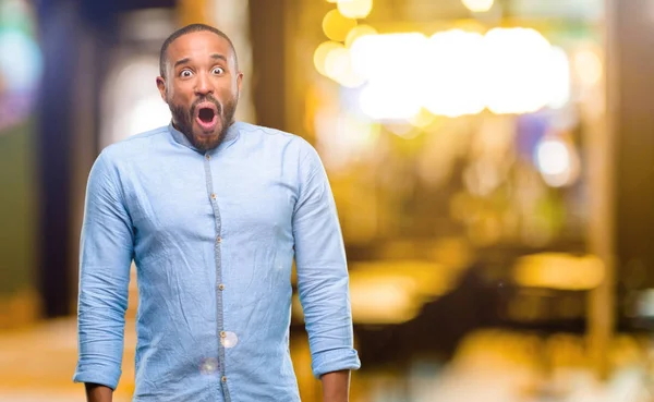 Hombre Afroamericano Con Barba Feliz Sorprendido Animando Expresando Gesto Sorpresa —  Fotos de Stock