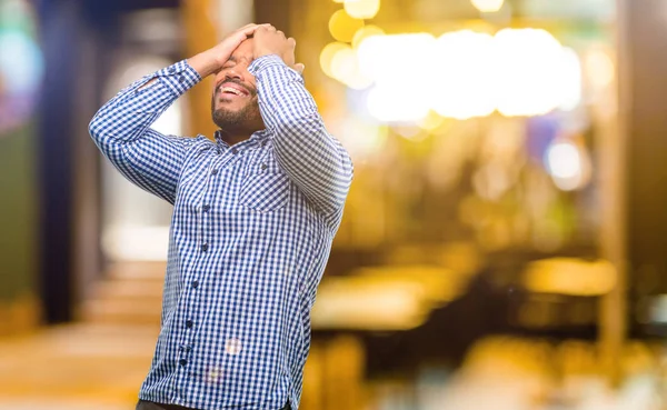 Hombre Afroamericano Con Barba Estresante Manteniendo Las Manos Cabeza Cansado —  Fotos de Stock