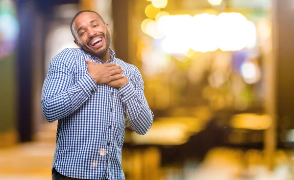 Hombre Afroamericano Con Barba Que Tiene Una Sonrisa Encantadora Cogido —  Fotos de Stock