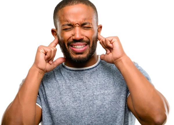 Hombre Afroamericano Con Barba Cubriendo Los Oídos Ignorando Molesto Ruido —  Fotos de Stock