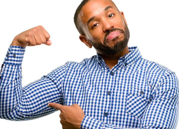 アフリカ系アメリカ人男性髭の強さやジムの概念は 健康的な生活を表現する上腕二頭筋を指している白い背景に分離 その良い — ストック写真