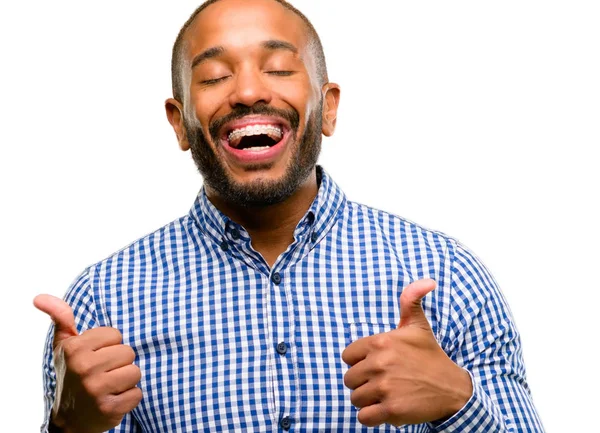 Afrikanisch Amerikanischer Mann Mit Bart Lächelt Breit Und Zeigt Daumen — Stockfoto