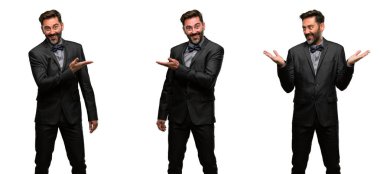 Orta yaş adam, sakal ve papyon bir şey boş elinde tutan