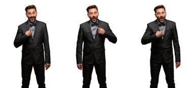 Parmak ile işaret orta yaş adam, sakal ve papyon mutlu ve ifade wow jest, tezahürat