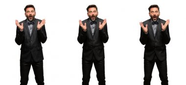 Orta yaş adam, sakal ve papyon mutlu ve ifade wow jest tezahürat